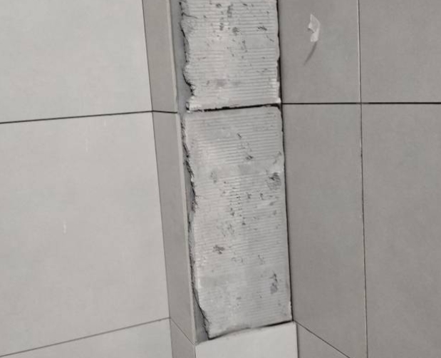 金坛瓷砖空鼓维修公司分享下瓷砖施工前基层浇水润湿程度不足，可能导致以下问题